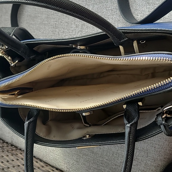 NWOT Guess bag - Picture 7 of 8